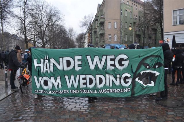 Ein dunkelgrünes Transparent mit der Aufschrift: Hände weg vom Wedding; Gegen Rassismus und soziale Ausgrenzung.