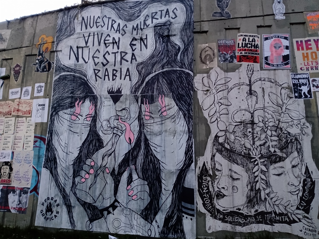 Grafitto mit Aufschrift Nuestras muertas viven en nuestra rabia